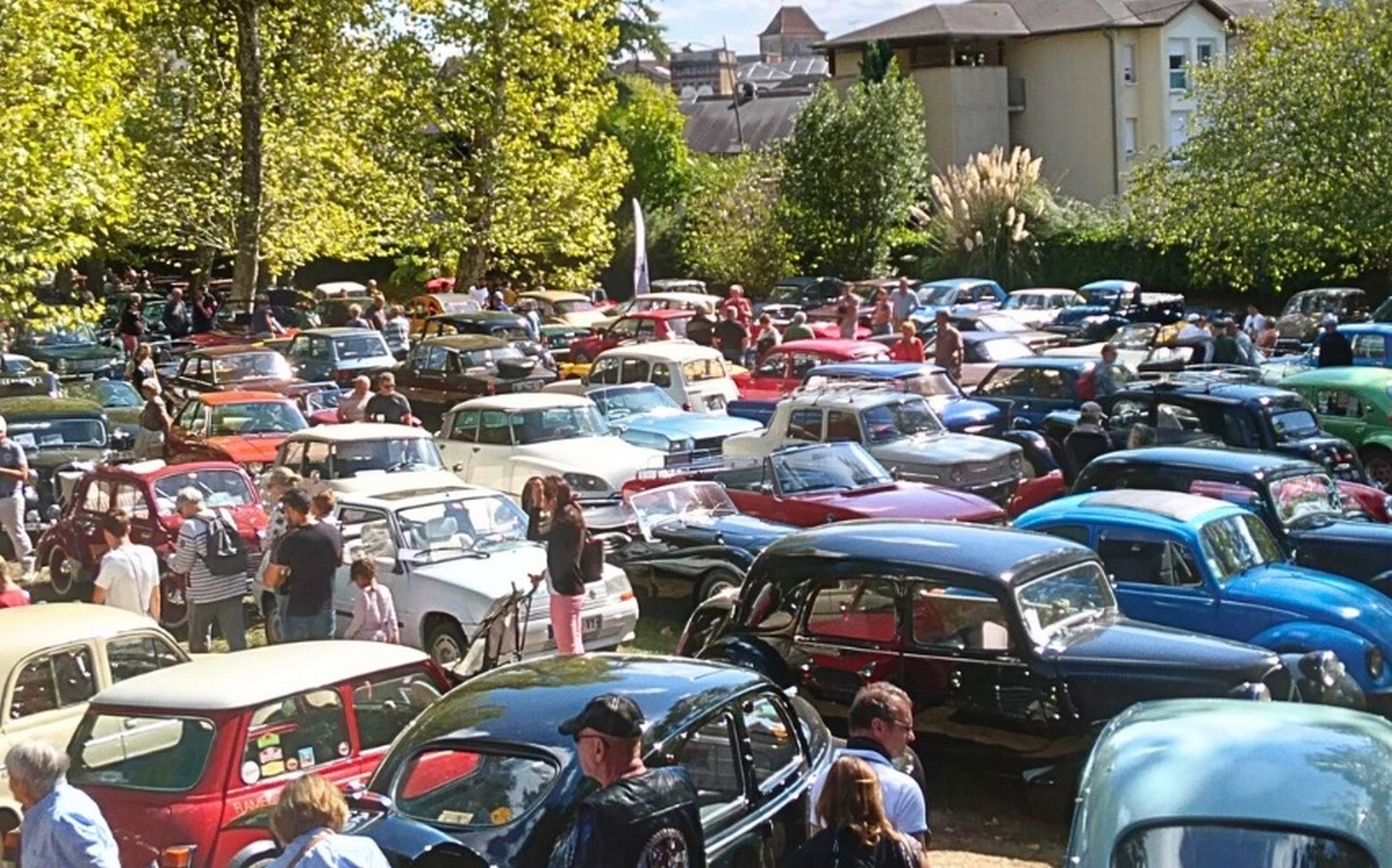 Rassemblement de voitures anciennes