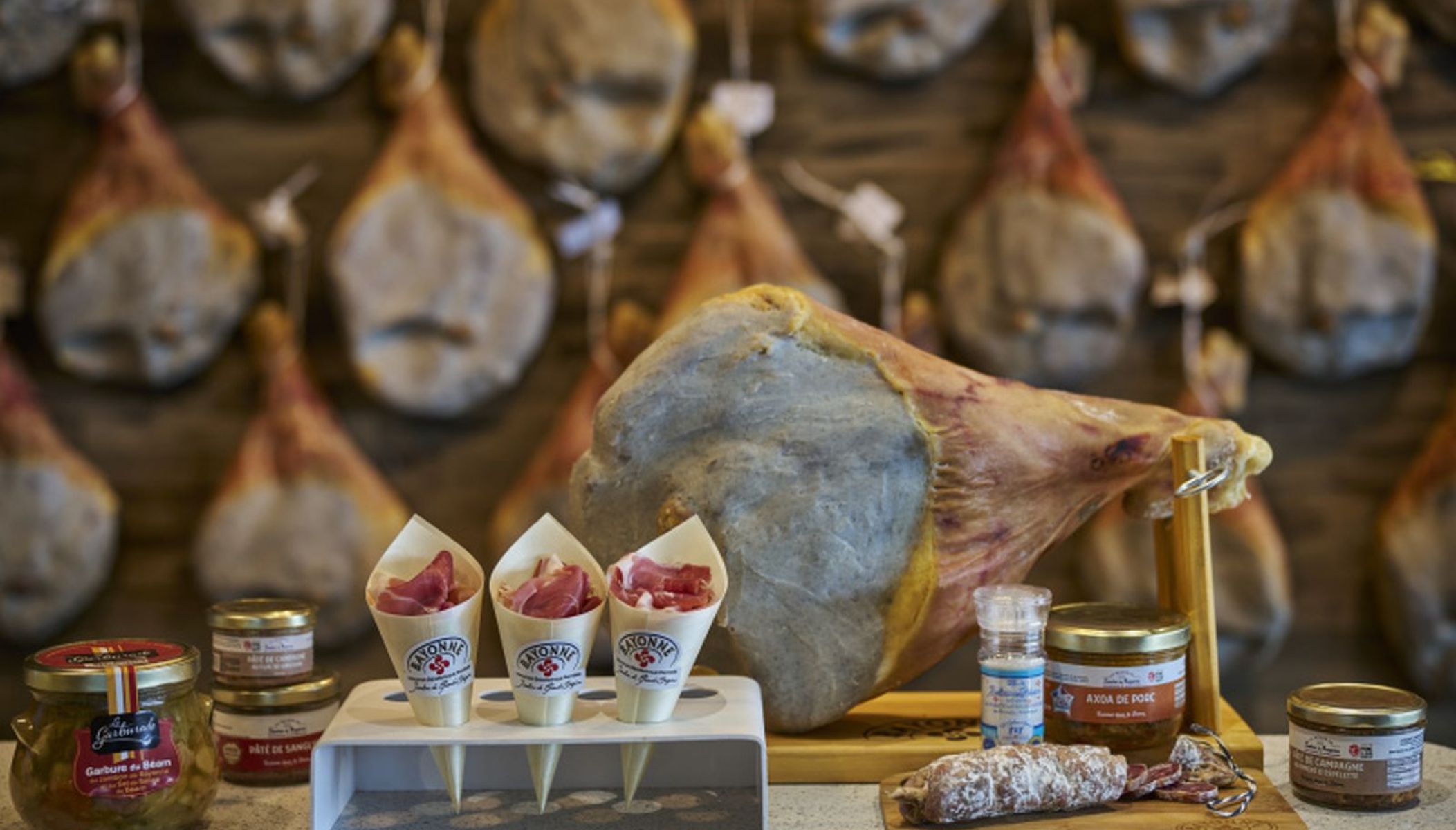 Le Jambon de Bayonne, un patrimoine culinaire préservé par la Maison du Jambon de Bayonne et La Saline de Salies-de-Béarn