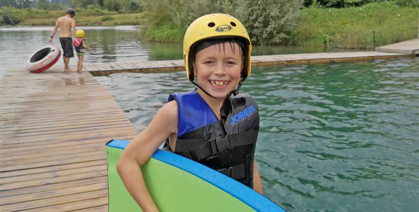 Le toboggan et la rivière à bouée sont en train d'être bichonnés